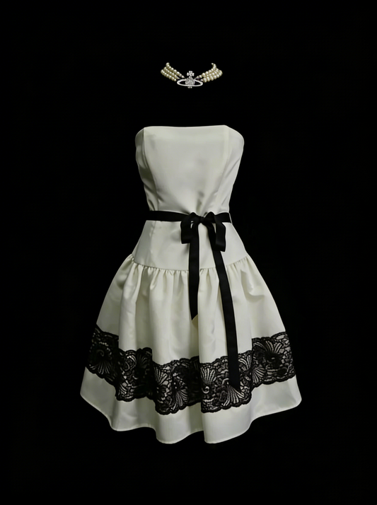 Robe bustier trapèze unique en satin ivoire avec dentelle noire, inspirée des robes de bal des années 2000, référence N1444