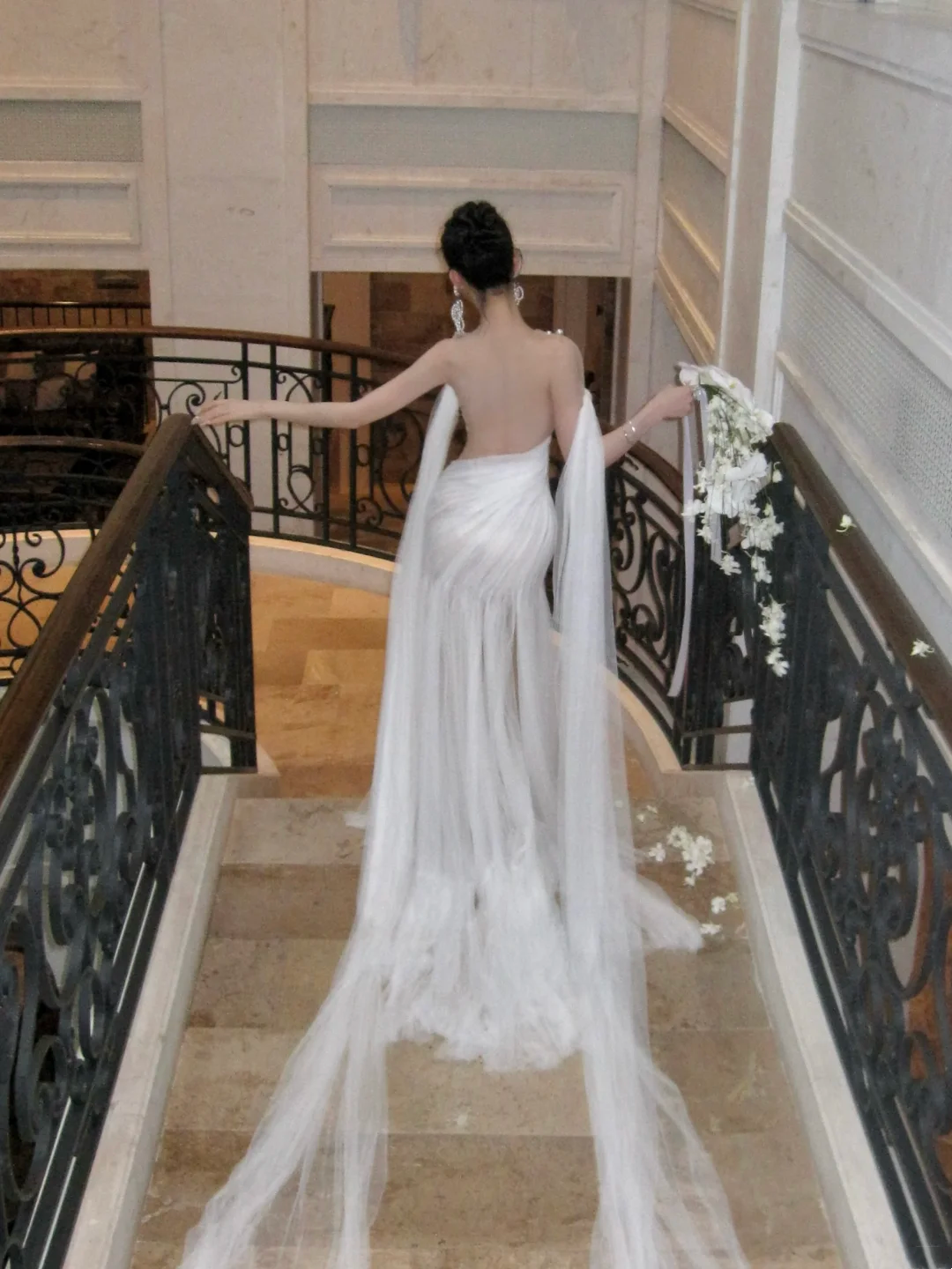 Robe de mariée sirène simple en tulle blanc à épaules dénudées avec plis et fronces, style féerique, référence N066