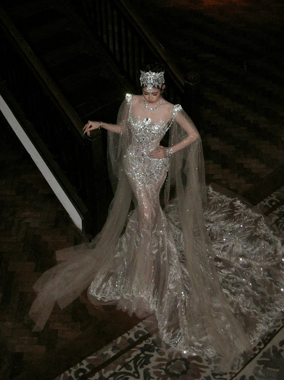 Robe de mariée sirène argentée à paillettes et traîne longue avec cape, robe de mariée féerique N067