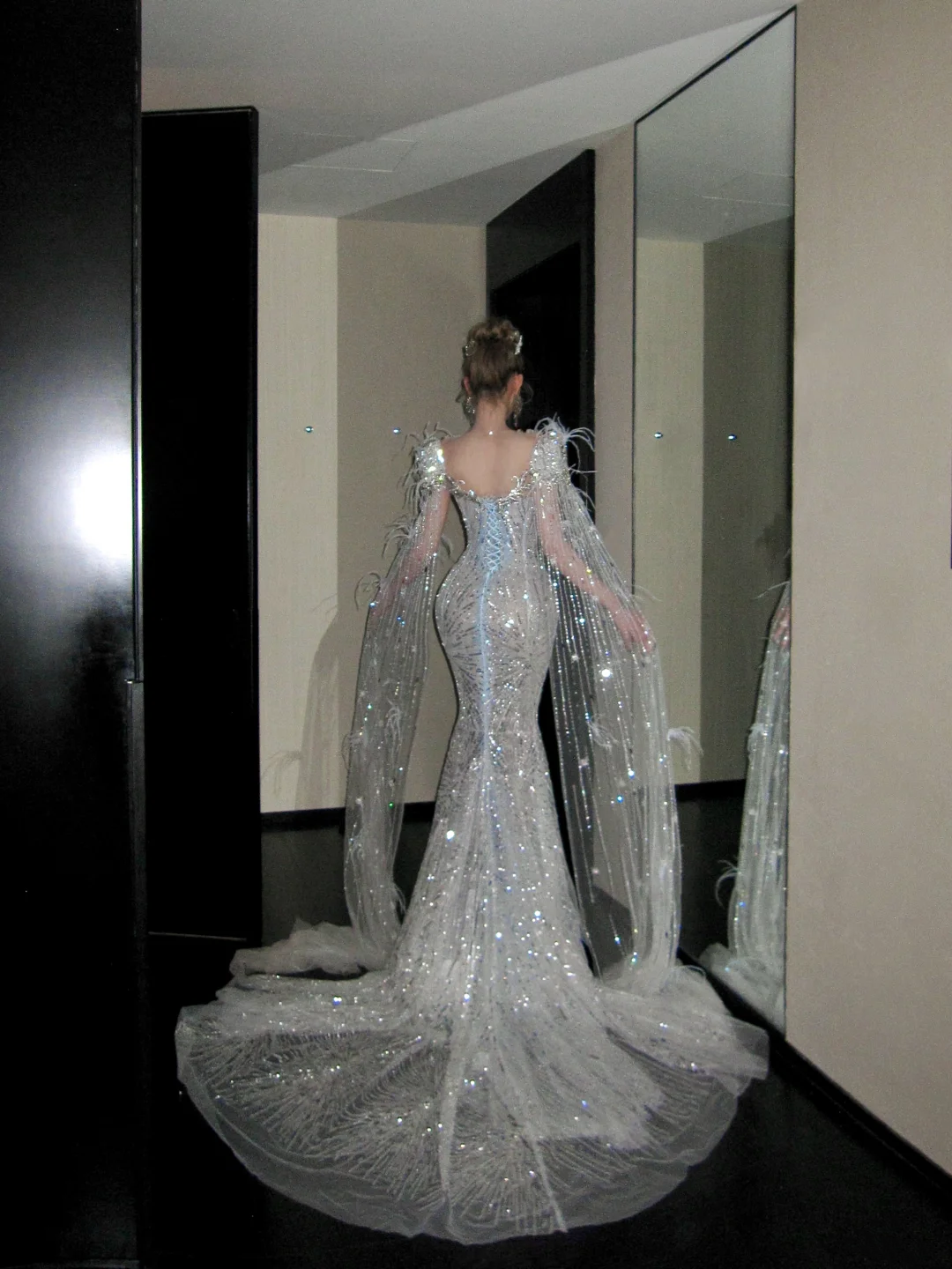 Robe de mariée sirène scintillante à manches longues et sequins, avec cape et plumes, robe de conte de fées N052