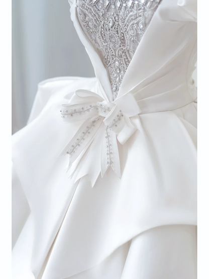 Schlichtes Ballkleid, schulterfrei, aus Satin und Spitze, weiß, tailliert und ausgestellt, bodenlang, mit Falten, Hochzeitskleid AB1010