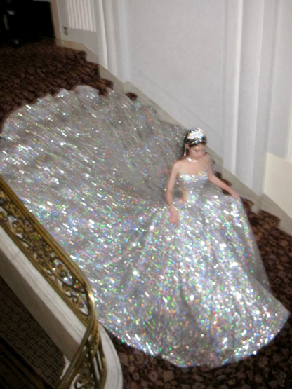 Robe de bal longue à paillettes argentées sans bretelles, sans sequins, idéale pour une quinceañera, un anniversaire de luxe ou une soirée Sweet 15/16 (N072)