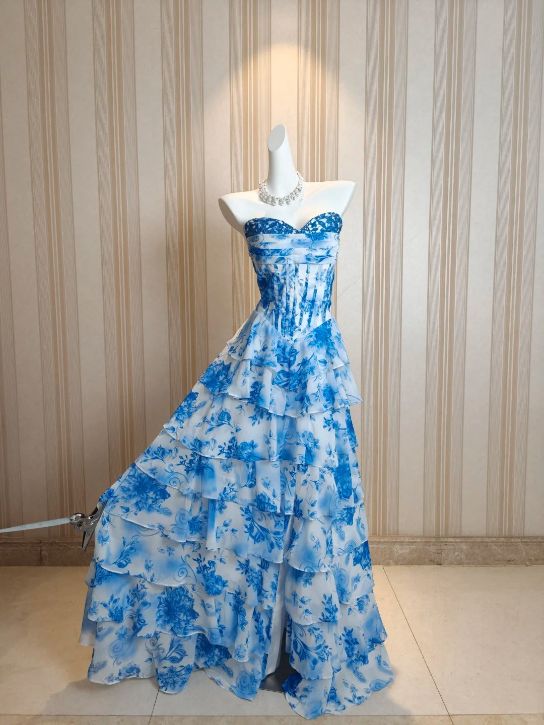 Robe de Soirée Modeste Coupe Évasée Cœur Floral Bleu en Mousseline de Soie à Volants Superposés, pour Rendez-vous Galant ou Bal de Promo N4482
