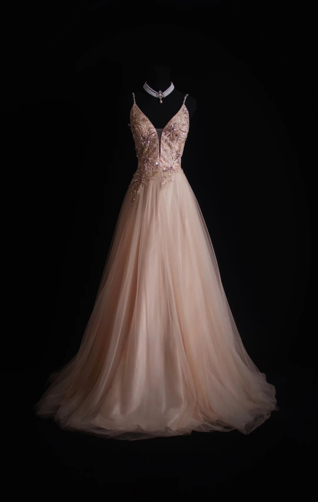 Robe de bal longue en tulle rose poudré à fines bretelles, coupe trapèze, style rétro années 90. Inspiration pour une tenue de 18 ans ou une robe de soirée (N490).