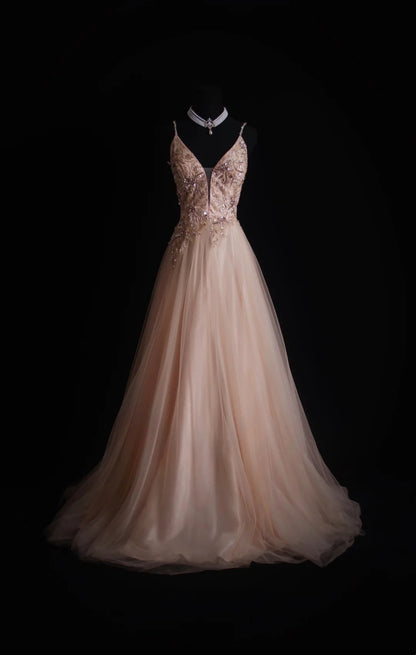 Robe de bal longue en tulle rose poudré à fines bretelles, coupe trapèze, style rétro années 90. Inspiration pour une tenue de 18 ans ou une robe de soirée (N490).