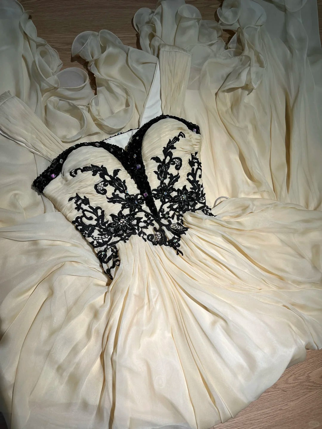 Robe de soirée longue trapèze vintage avec décolleté en cœur, champagne et appliques noires, pour bal de promo, fête d'anniversaire, remise de diplôme N2838