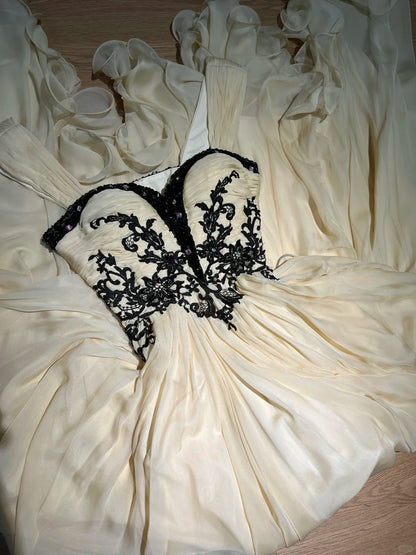 Robe de soirée longue trapèze vintage avec décolleté en cœur, champagne et appliques noires, pour bal de promo, fête d'anniversaire, remise de diplôme N2838