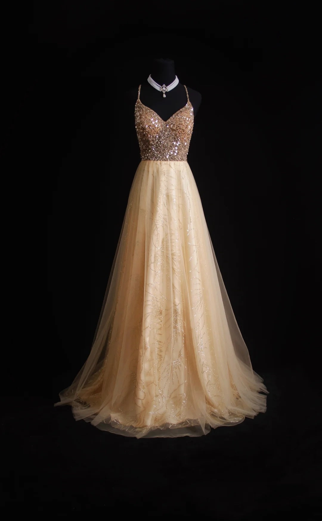 Robe de bal longue rétro années 50, coupe trapèze, bretelles spaghetti, corsage en tulle orné de perles. Inspiration pour une tenue de 18 ans ou une soirée habillée (N495).