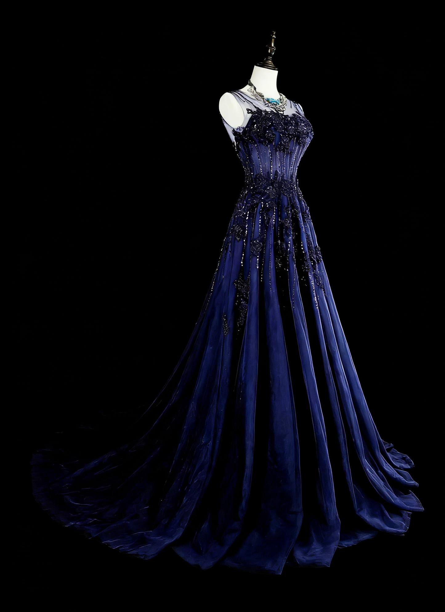 Robe de bal longue vintage années 1780, coupe trapèze, décolleté cœur, en tulle bleu marine, sans manches et ornée de perles N1589