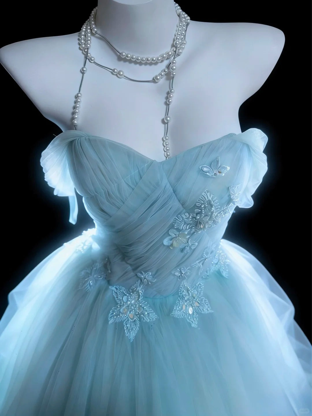 Robes de bal modestes Robe de bal Épaules dénudées Tulle bleu ciel clair avec manches Longue robe de quinceañera N3053