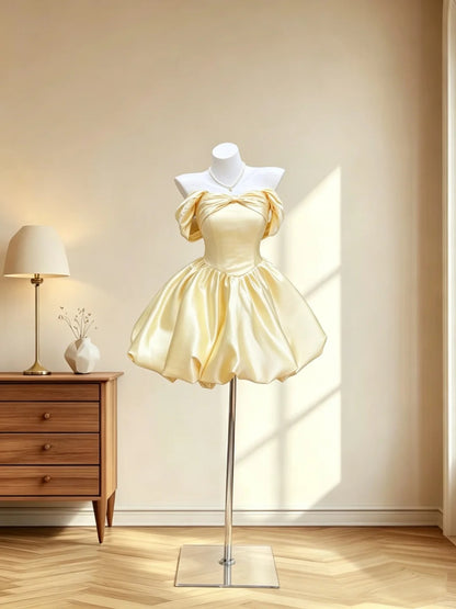 Schöne Outfit-Ideen für Teenager-Mädchen schulterfrei Inspo kurzes gelbes Ballkleid Geburtstagsoutfits Abschlussballkleid RB3062