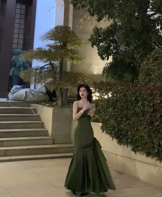 Atemberaubendes Meerjungfrauen-Abendkleid aus grünem Satin mit Spaghettiträgern und plissiertem Rock, langes Ballkleid N2822