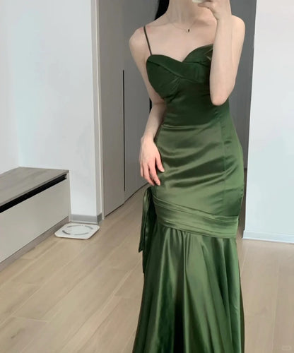 Superbe Robe de Soirée Chic Sirène Bretelles Fines en Satin Vert Foncé Plissé Longue Robe de Bal N2823