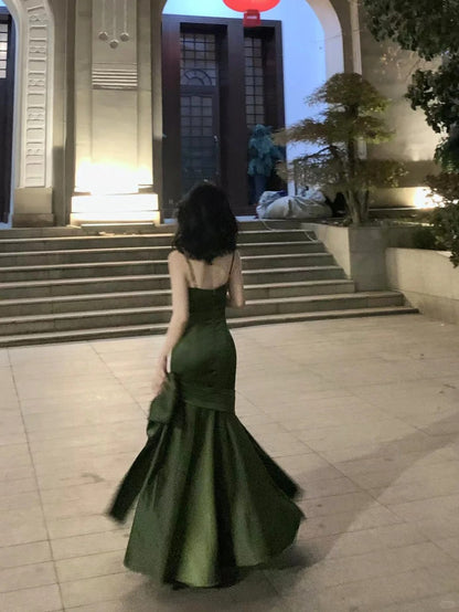 Superbe robe de soirée longue sirène en satin vert à bretelles plissée N2822