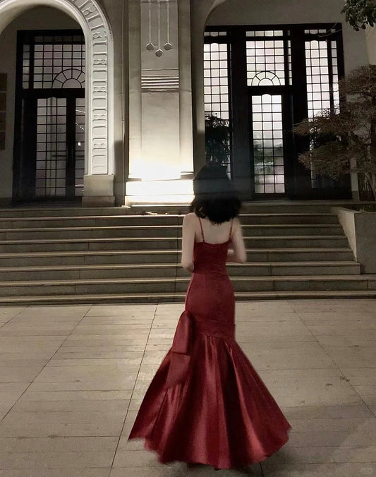 Romantisches Meerjungfrauen-Spaghettiträger-Kleid aus burgunderrotem Satin mit Falten, langes Ballkleid N2824