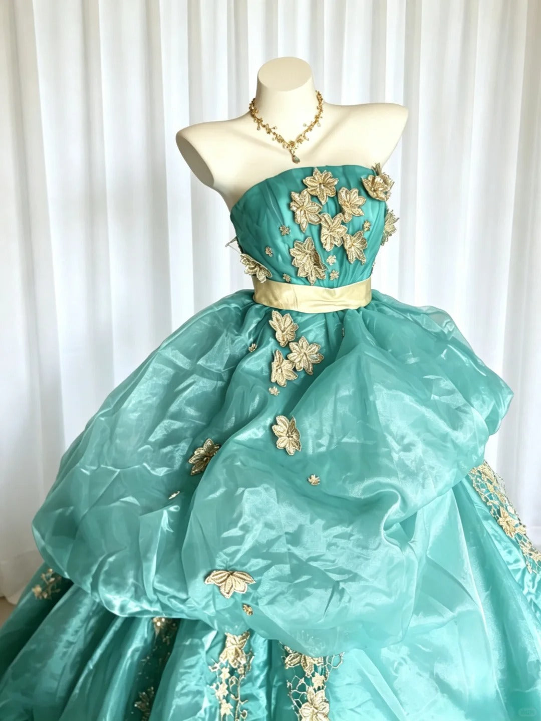 Robe de bal princesse bustier bleu à volants superposés avec dentelle dorée Robe de 16e anniversaire Robe de Quinceañera N4182