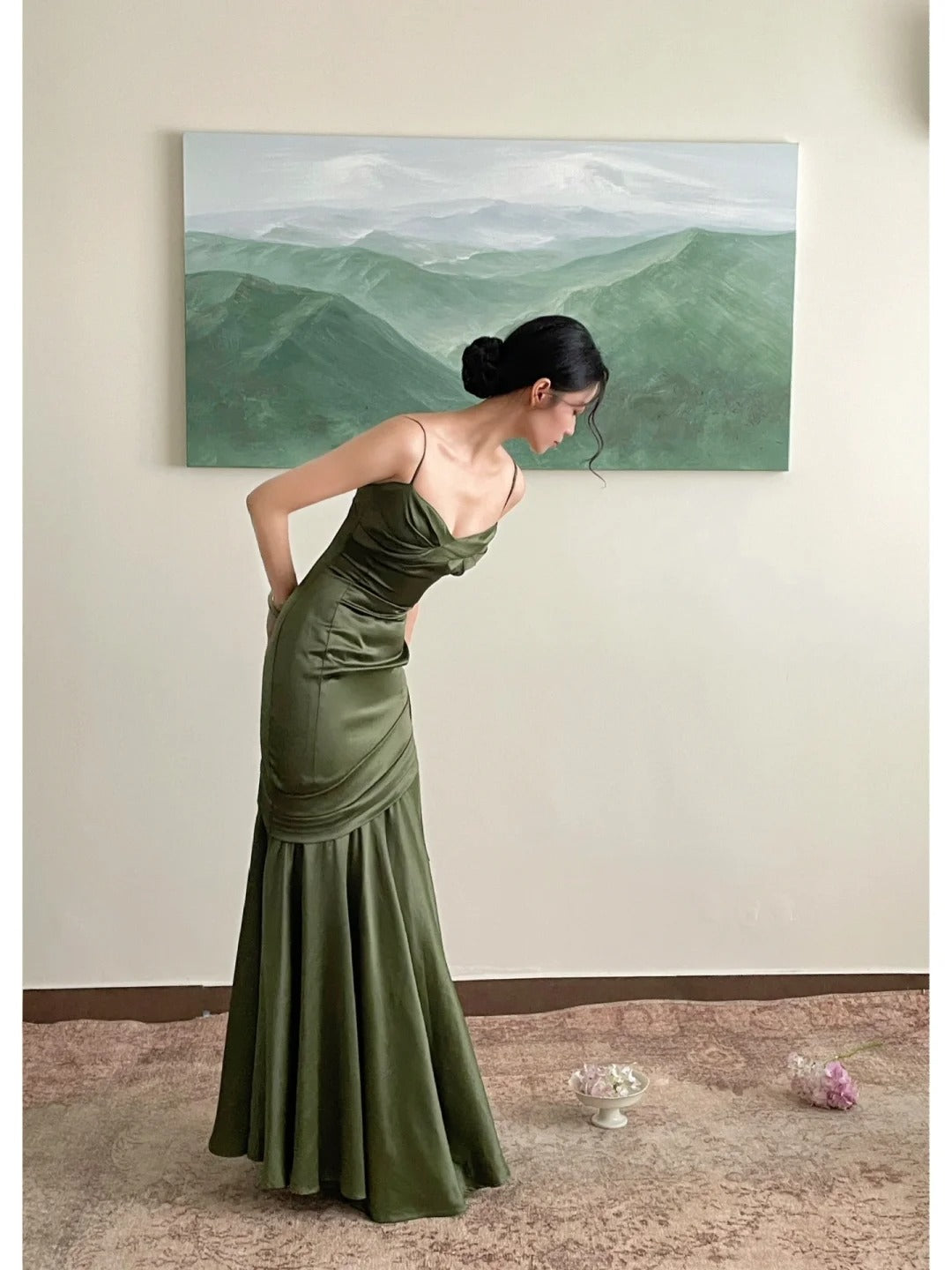 Figurbetontes Meerjungfrauen-Spaghettiträger-Kleid aus grünem Satin mit Falten, formelles langes Ballkleid N2820