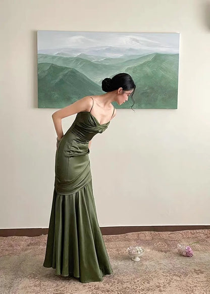 Figurbetontes Meerjungfrauen-Spaghettiträger-Kleid aus grünem Satin mit Falten, formelles langes Ballkleid N2820