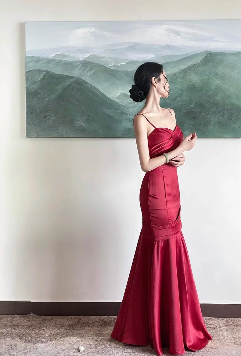 Robe de bal longue en satin plissé bordeaux avec bretelles fines sirène romantique N2821