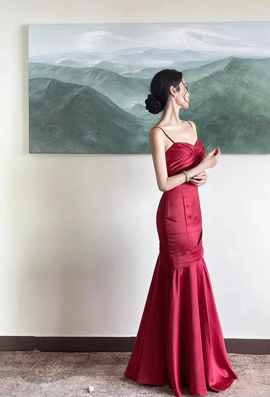 Romantisches Meerjungfrauen-Spaghettiträger-Kleid aus burgunderrotem Satin mit Plisseefalten, langes Ballkleid N2821