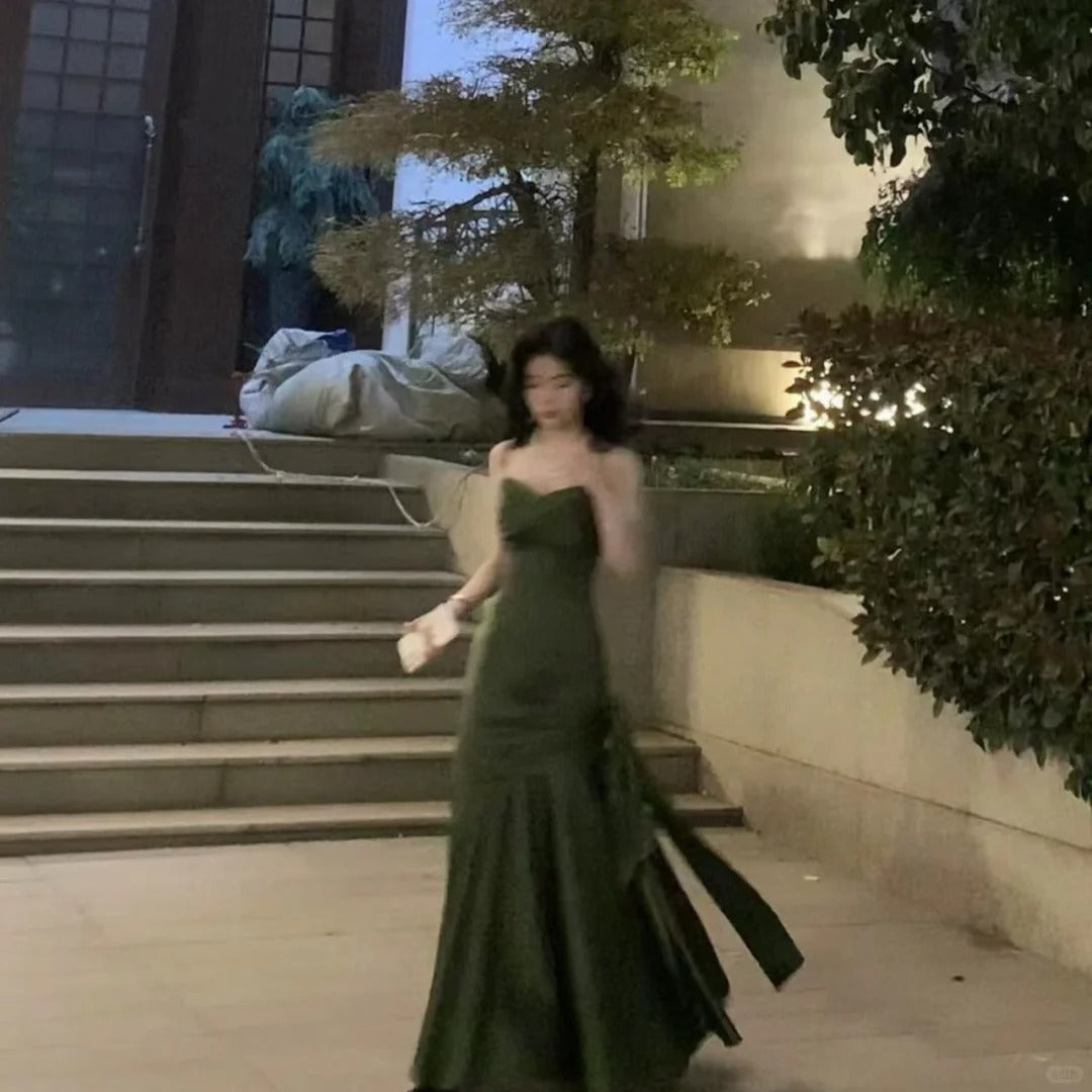 Superbe robe de soirée longue sirène en satin vert à bretelles plissée N2822