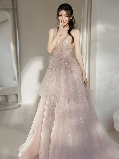 Robe de bal longue rose à sequins, décolleté plongeant en V, idéale pour un 19e anniversaire. Modèle N236.