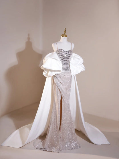 Robe de bal longue sirène sexy à fines bretelles, couleur champagne, ornée de perles et fendue, idéale pour un 19e anniversaire. Modèle N238.