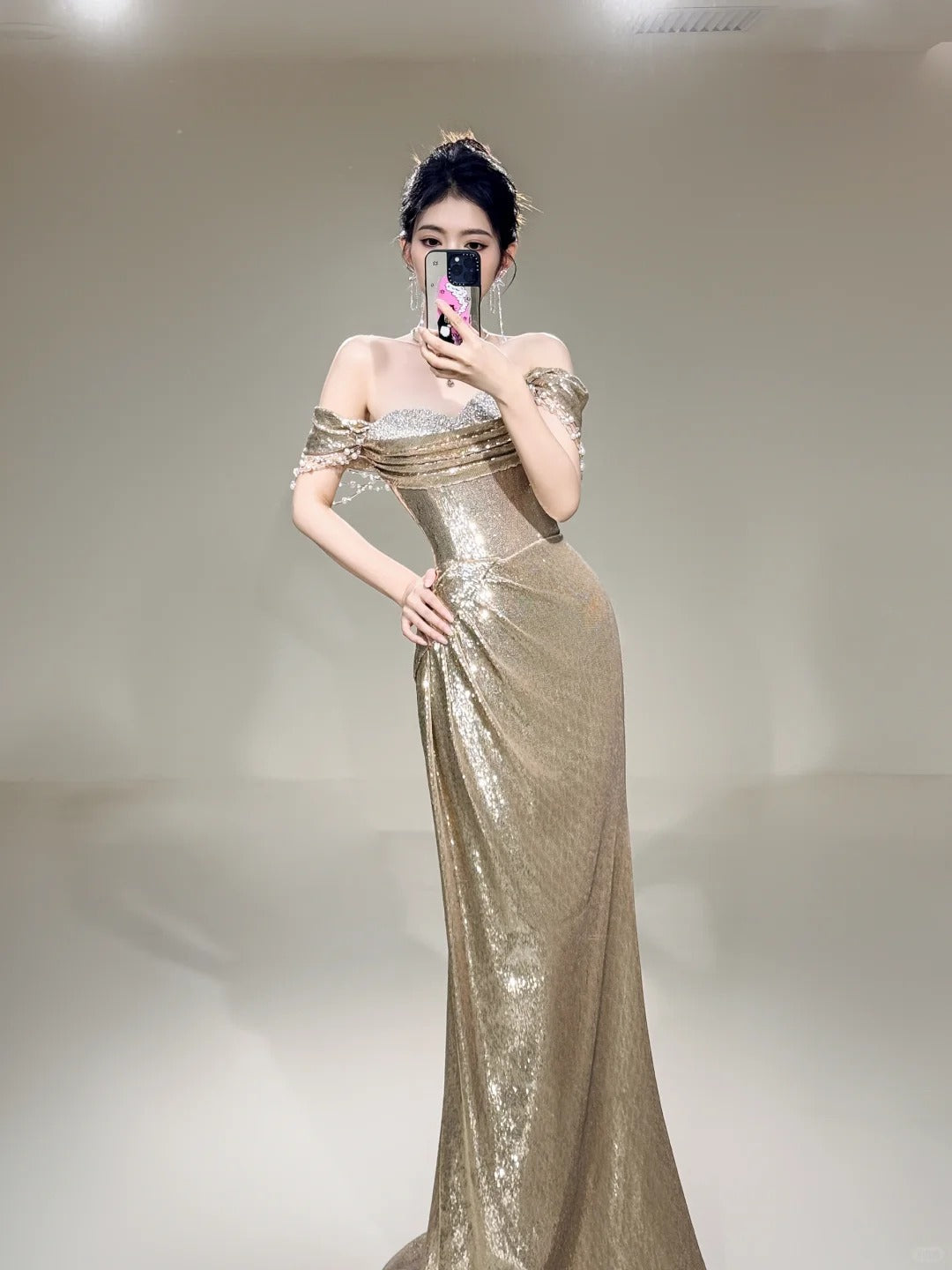 Robe de bal longue sirène à paillettes, épaules dénudées, sequins, couleur champagne, inspiration tenue de soirée N234