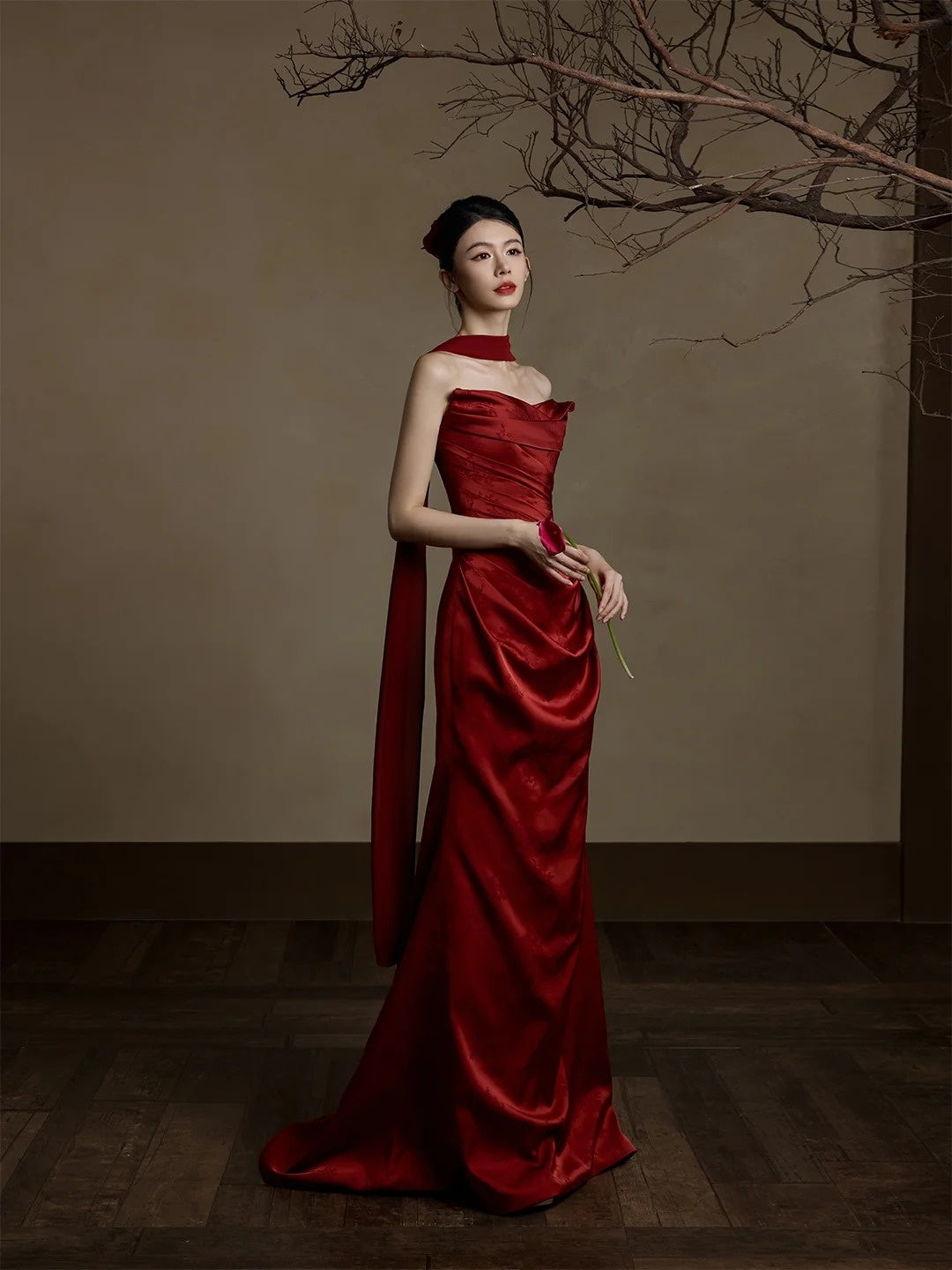 Robe de bal longue en satin bordeaux, décolleté sirène et foulard, inspiration robe de soirée N230