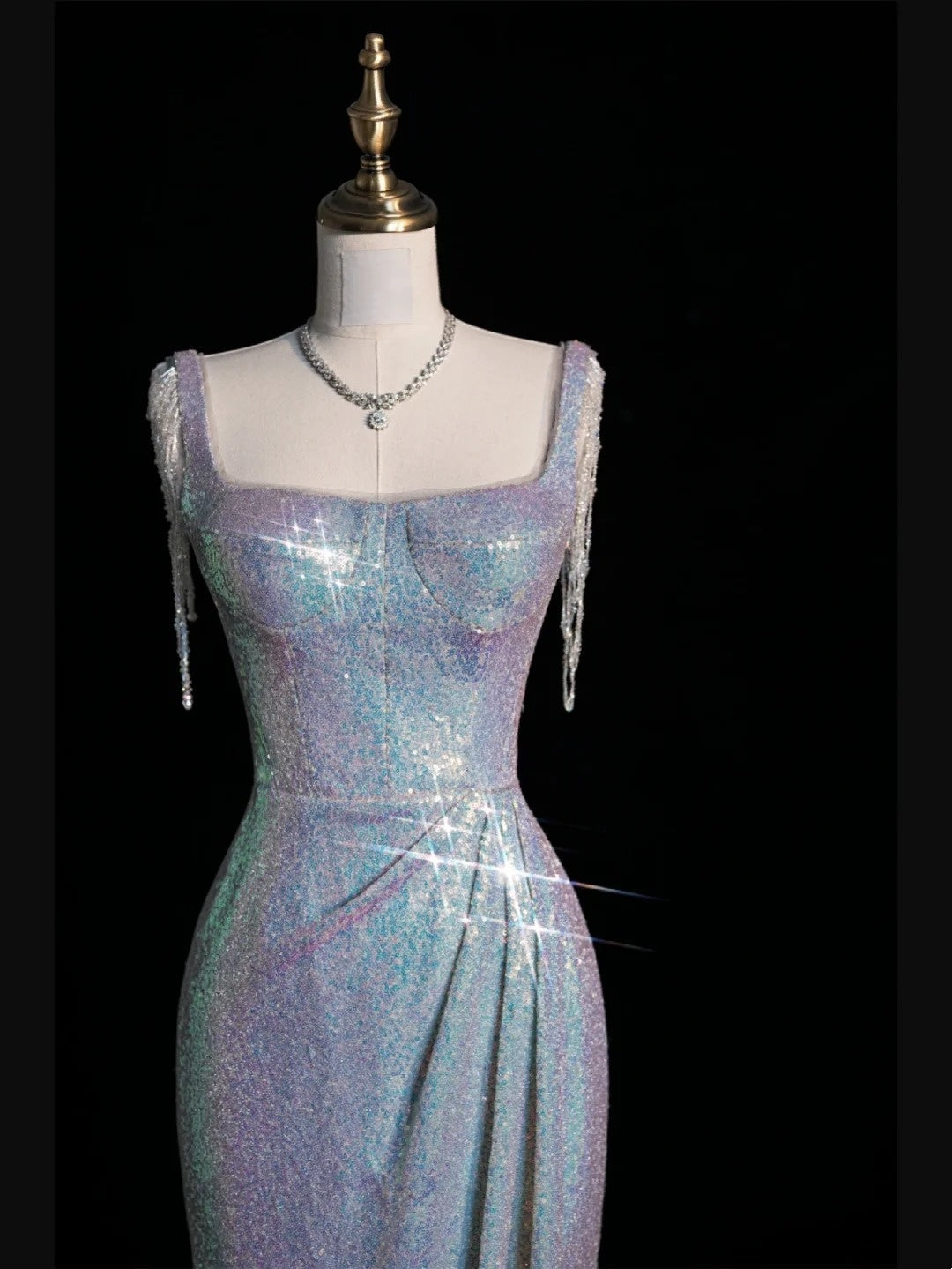 Robe de bal longue argentée à sequins et col carré, style sirène, idéale pour les adolescentes et les jeunes filles. Modèle N1074.