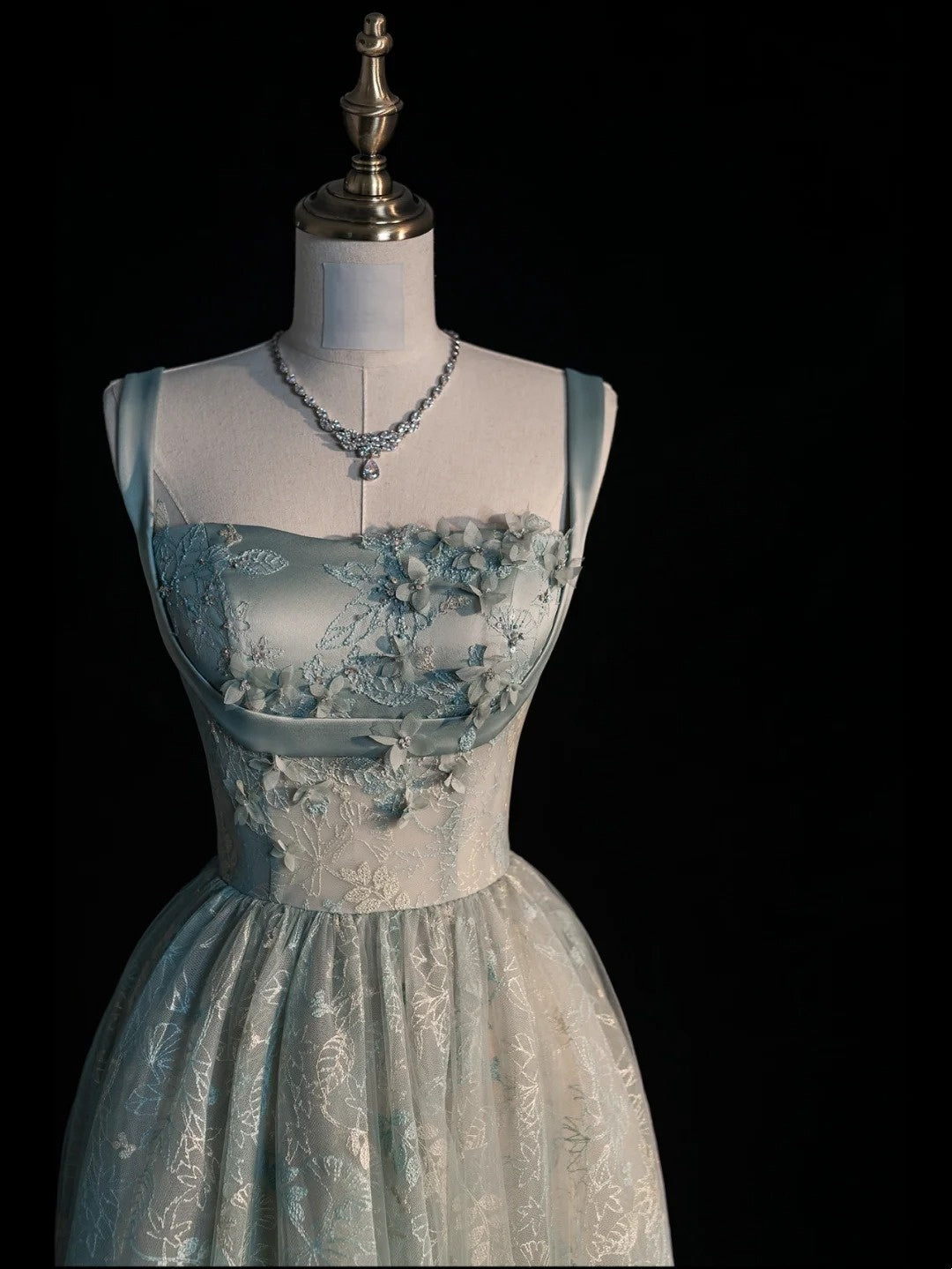 Robe de bal de fin d'année vert sauge, coupe trapèze, col carré, sans manches, N1343