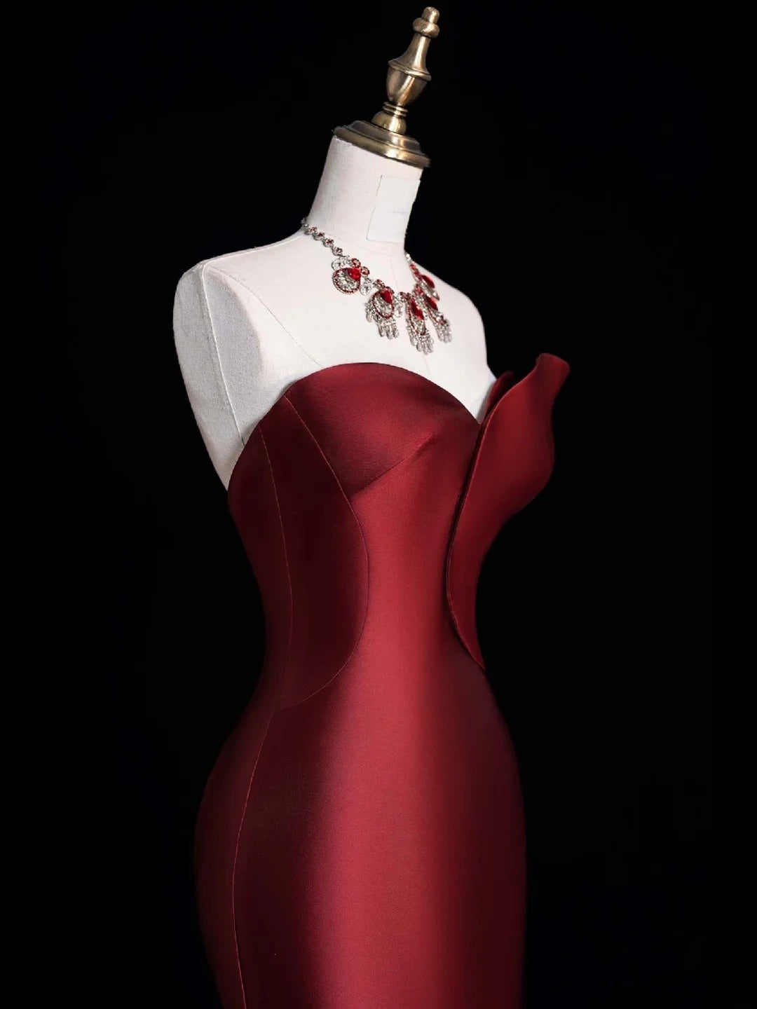 Robe de soirée longue de princesse sirène bordeaux en tulle plissé à volants et satin, décolleté cœur, N745