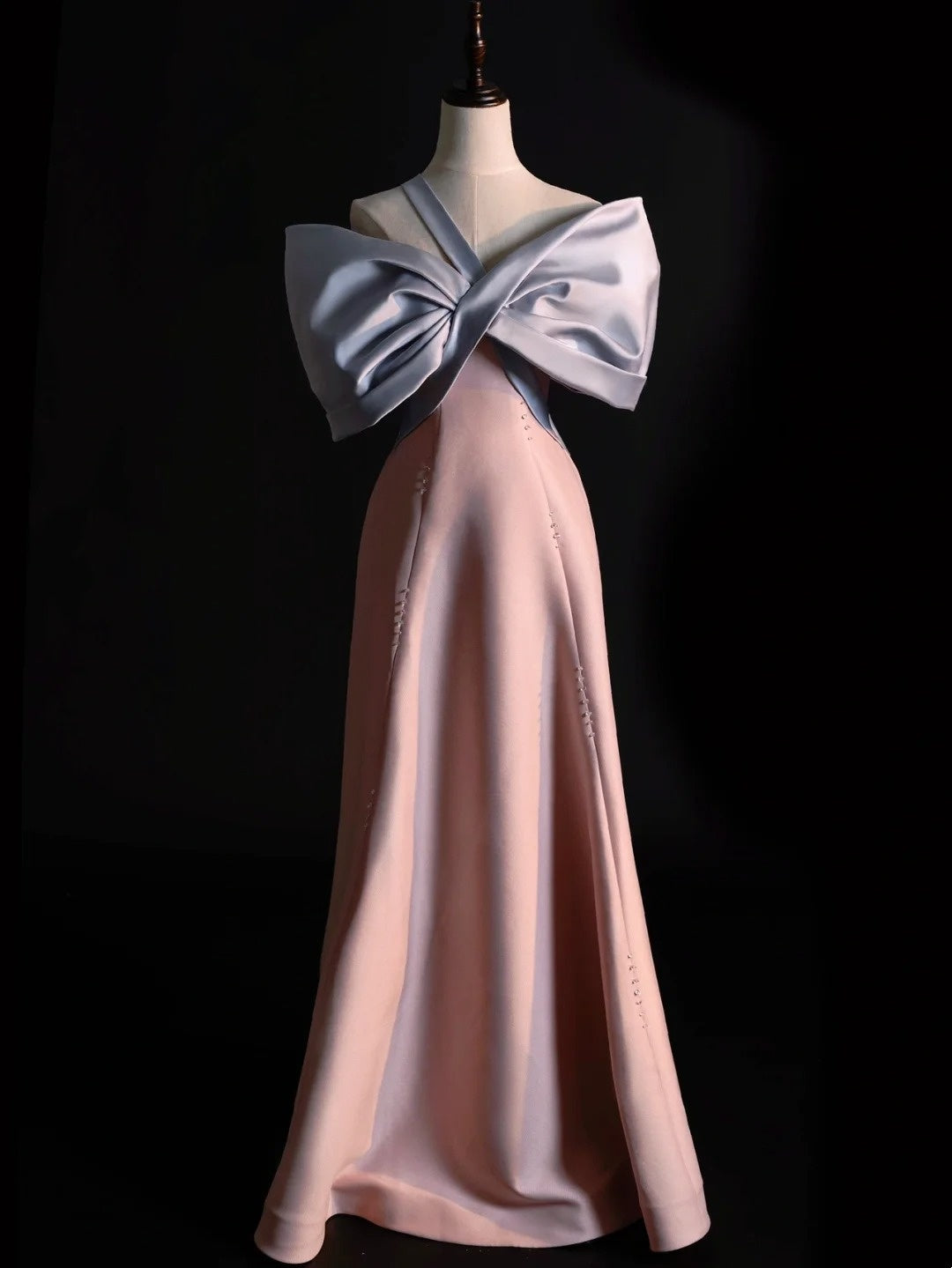 Robe de soirée élégante en satin rose à une épaule, coupe trapèze, ornée d'un nœud papillon, idéale pour les bals de fin d'année ou les remises de diplômes (N1219)