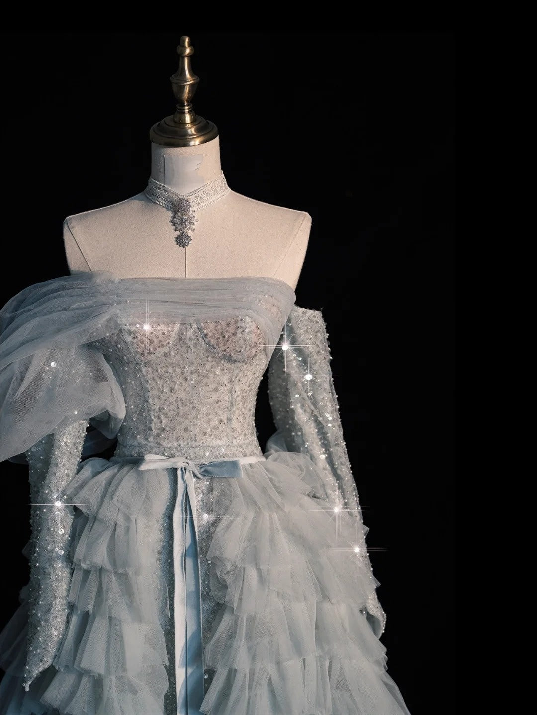 Robe de bal sobre en tulle bleu à épaules dénudées et volants superposés, idéale pour les soirées étudiantes et les remises de diplômes (N1224).