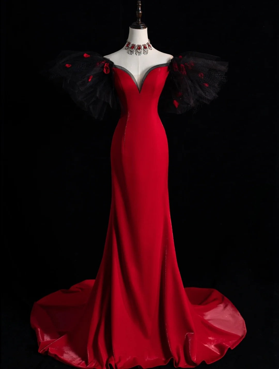 Robe de bal longue sirène élégante en satin rouge à épaules dénudées et manches longues, inspiration N1217