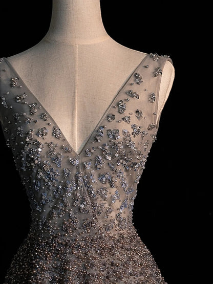 Robe de soirée élégante en tulle gris à col en V et perles, coupe trapèze, style sobre, idéale pour un bal de promo ou une remise de diplôme (N1230)