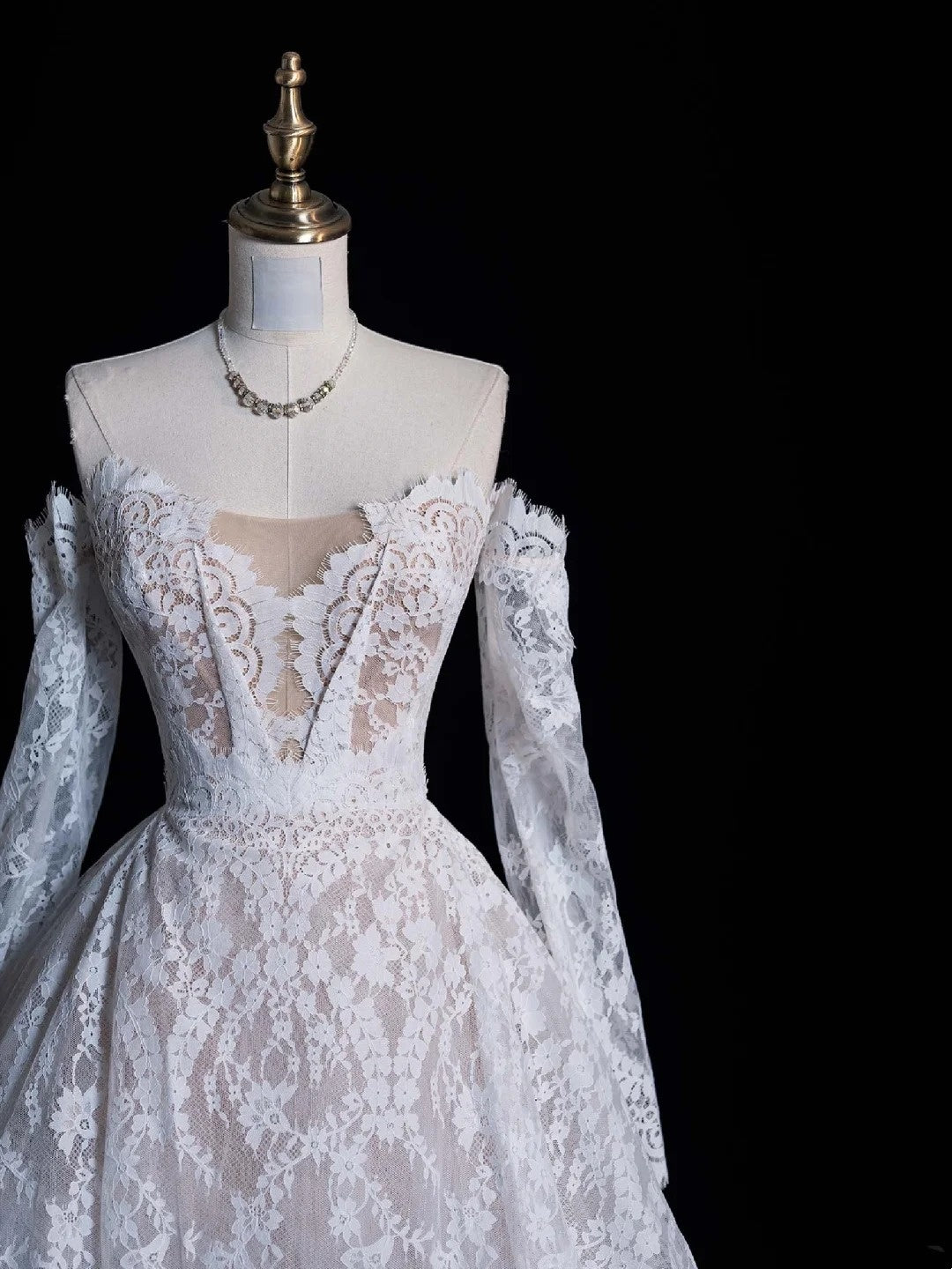 Robe de mariée féerique en dentelle blanche à décolleté cœur et traîne, coupe ajustée, référence N651