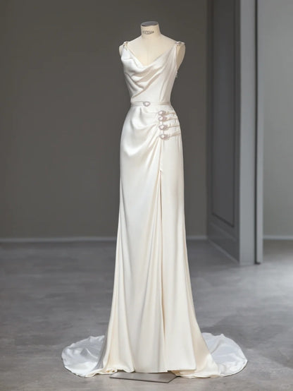 Elegantes Meerjungfrauen-Brautkleid aus weißem Satin mit Cache-Coeur-Ausschnitt für den Sommer RB4001