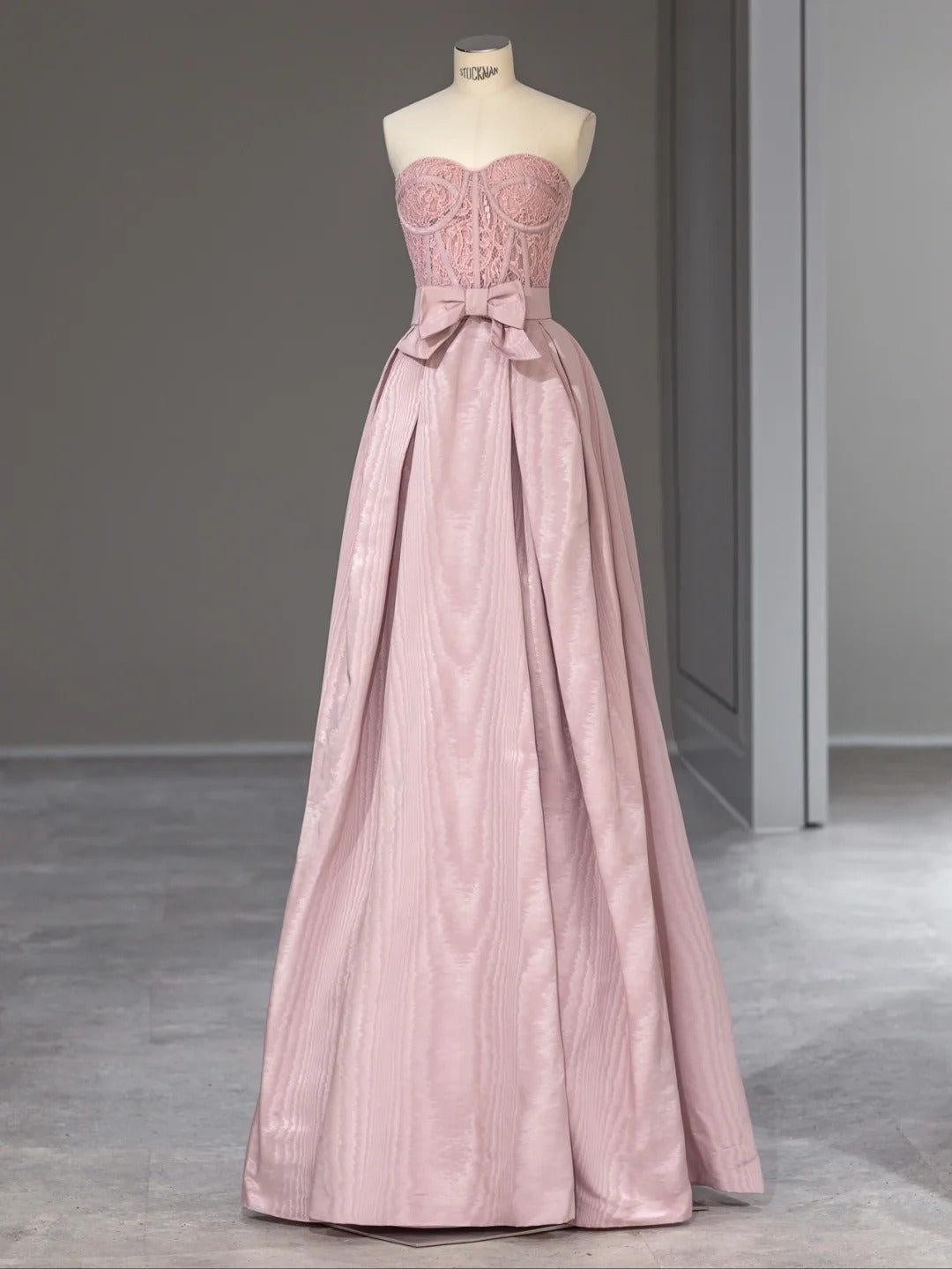 Robes de bal de fin d'année longues en dentelle rose élégantes avec décolleté en cœur et coupe trapèze - Tenues de soirée Inspo RB4003
