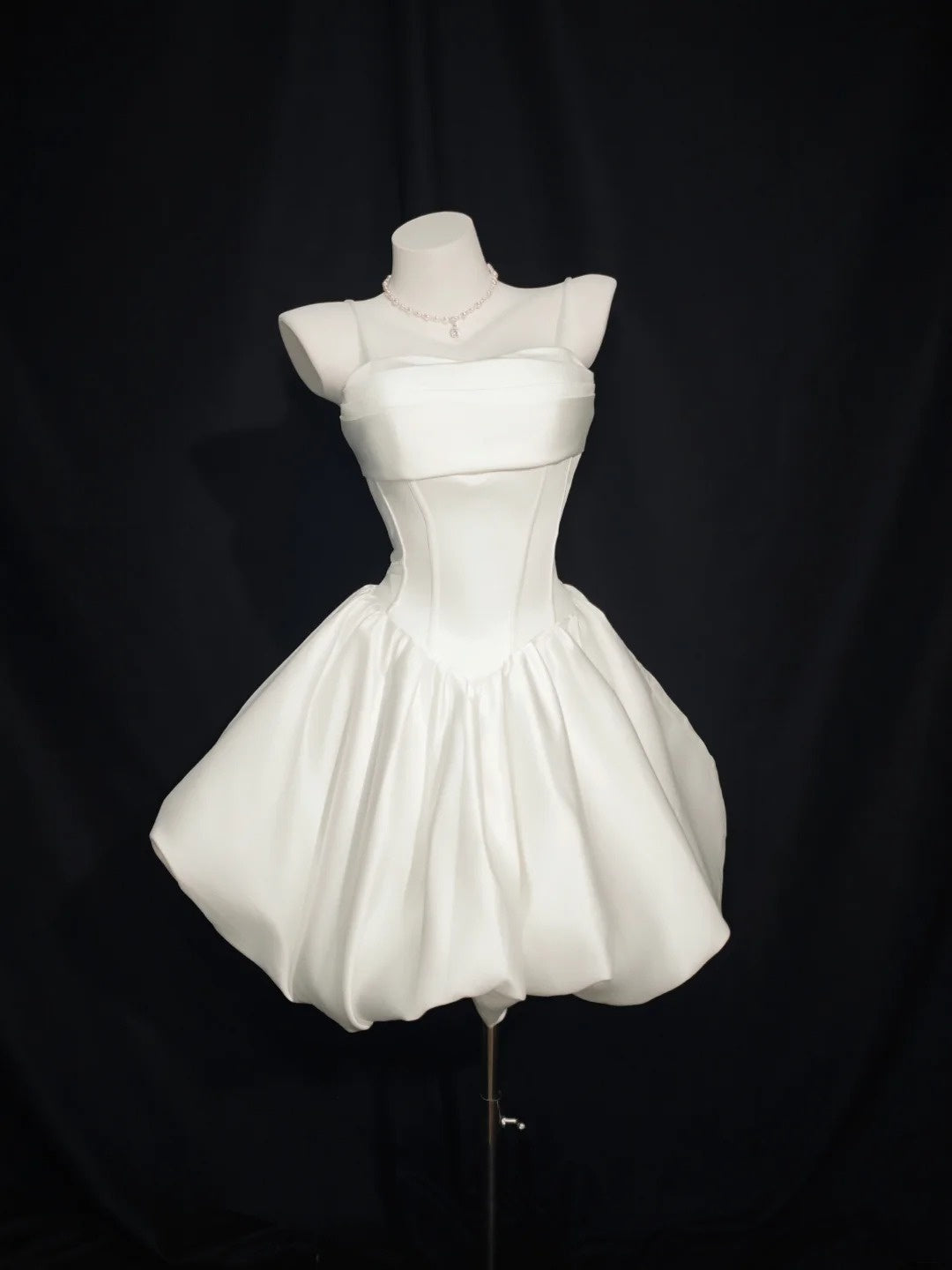 Robe de Bal Romantique Bretelles Fines Blanche Satin Courte Inspiration Senior Bal de Promo Lycée Robes de Rentrée N4495