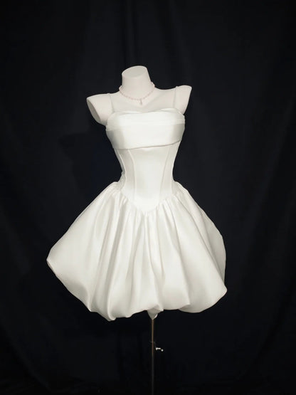 Robe de Bal Romantique Bretelles Fines Blanche Satin Courte Inspiration Senior Bal de Promo Lycée Robes de Rentrée N4495
