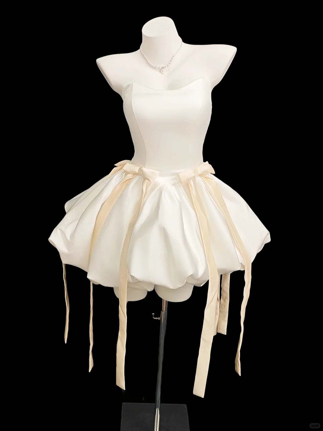 Romantisches Ballkleid, trägerlos, elfenbeinfarbener Satin, Senior Kurzes Abschlussballkleid für die High School Homecoming N4548