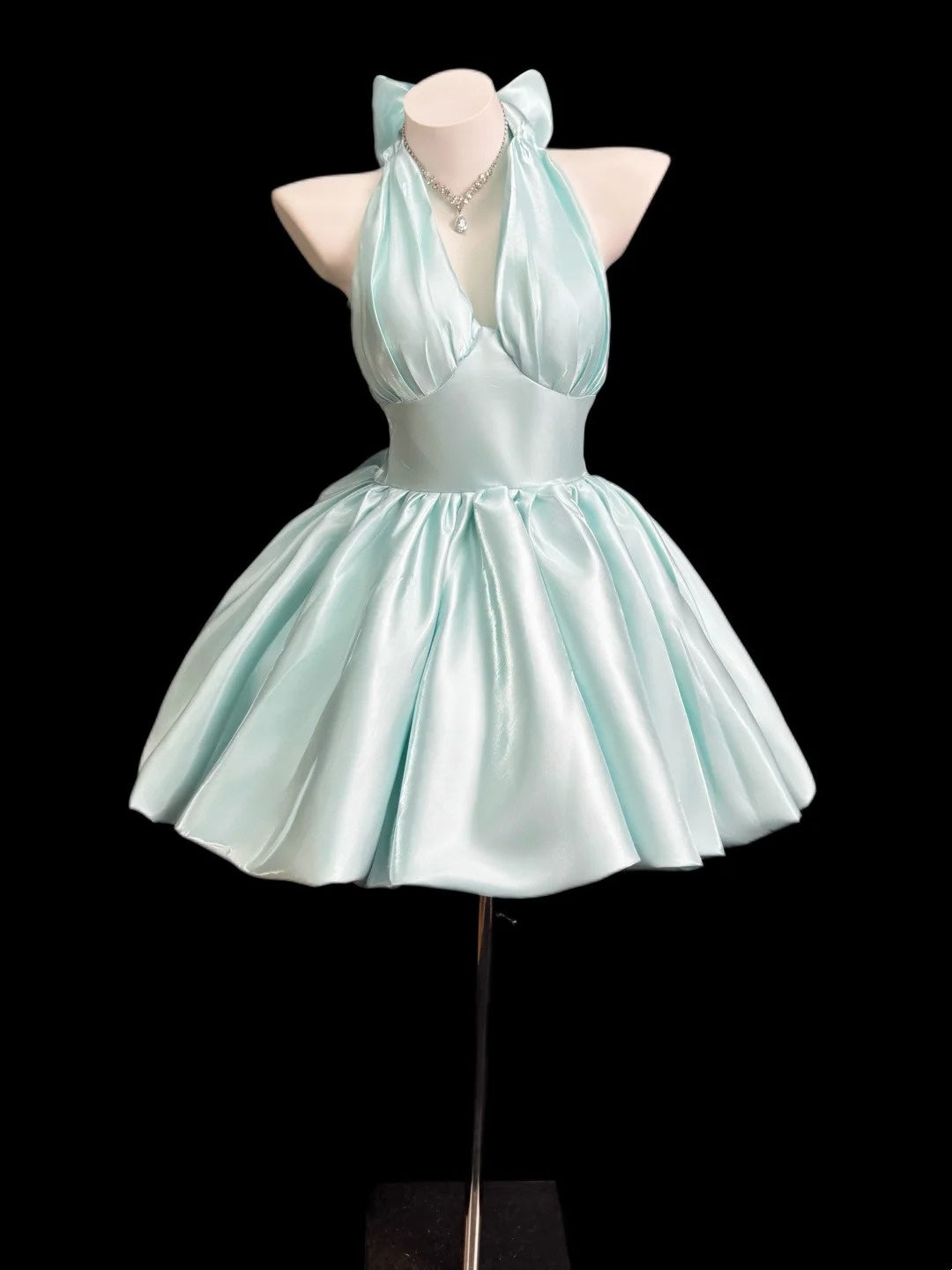 Robe de bal romantique licou vert sauge clair pour finissante, courte, pour bal de fin d'études secondaires N4525