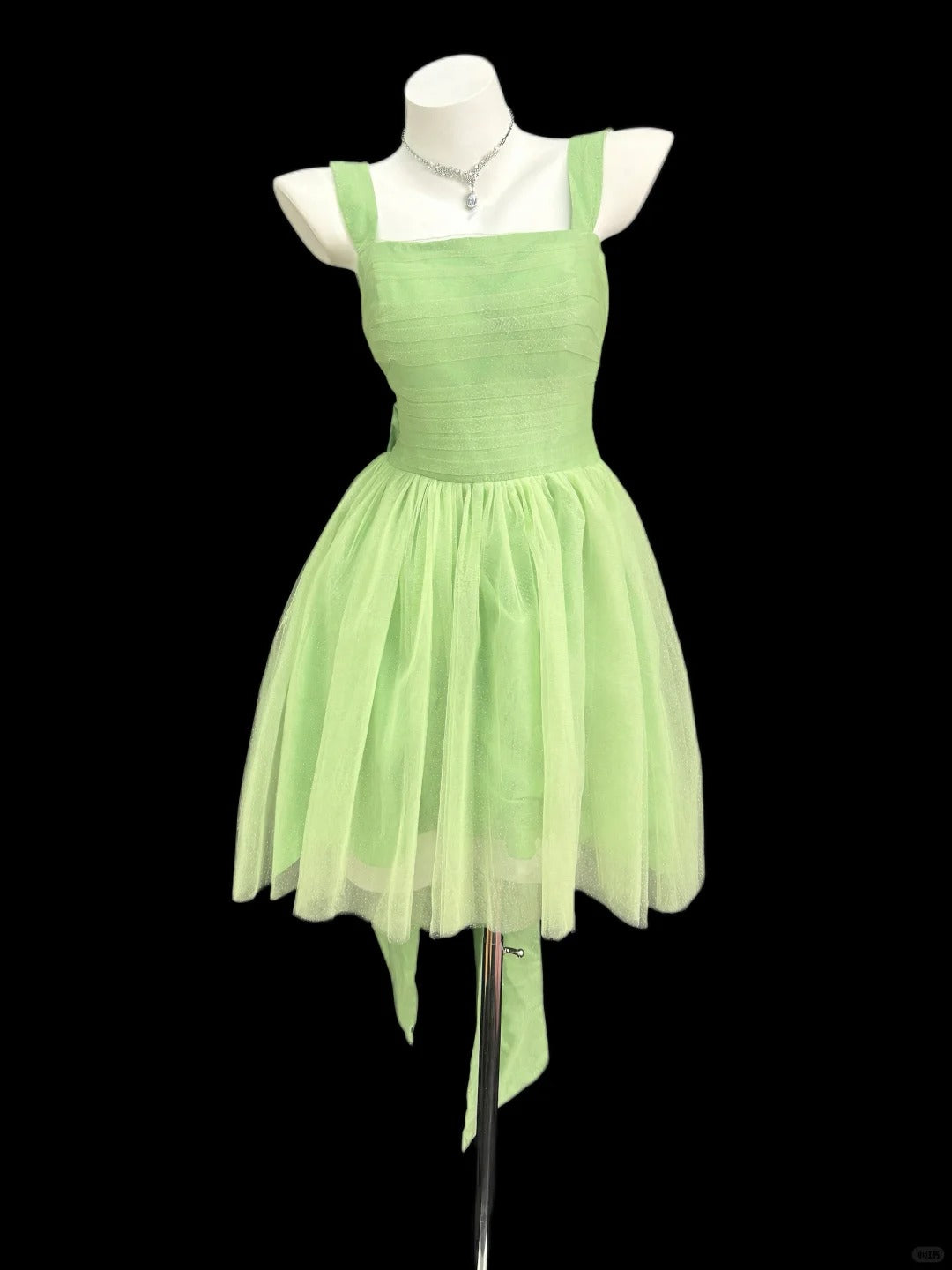 Robes de bal de fin d'année courtes en tulle vert à fines bretelles en ligne A romantiques pour le lycée N4531