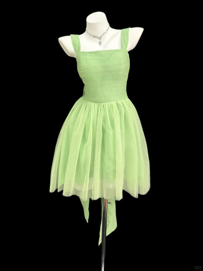 Robes de bal de fin d'année courtes en tulle vert à fines bretelles en ligne A romantiques pour le lycée N4531