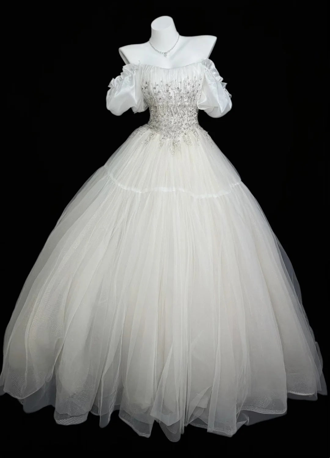 Elegantes Ballkleid schulterfrei weißer Tüll mit Perlenstickerei Hochzeitskleid lange Hochzeitskleider RB4454