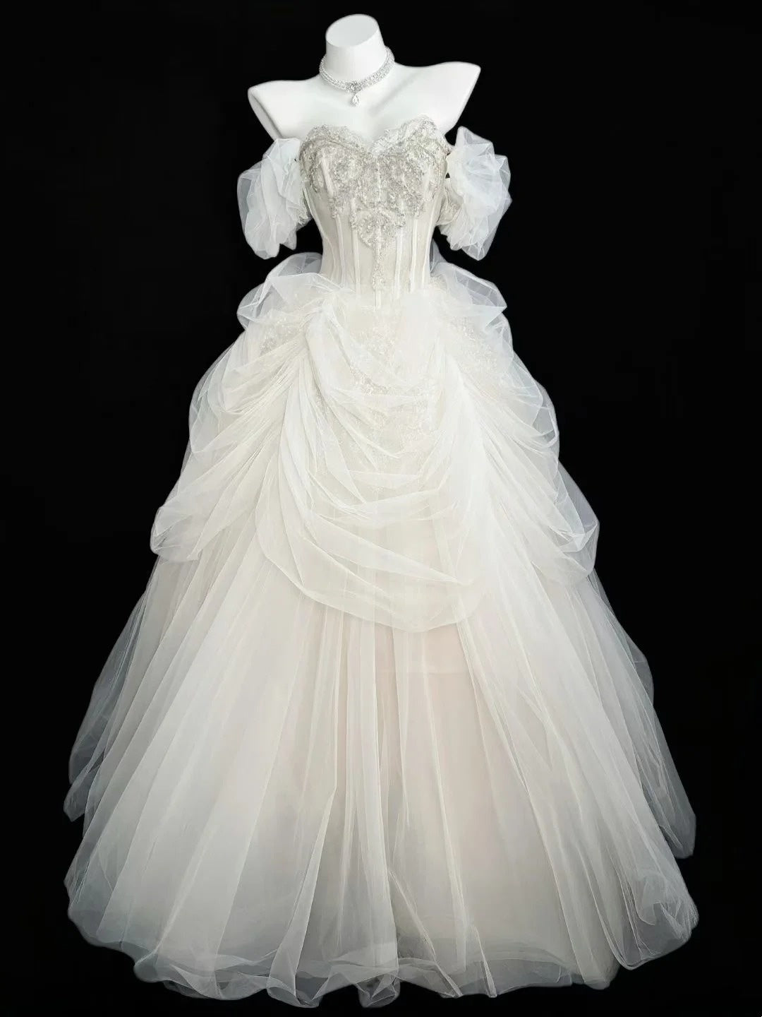 Elegantes Ballkleid schulterfrei, weißer Tüll mit Perlenstickerei, Rüschen, Hochzeitskleid, langes Brautkleid RB4455