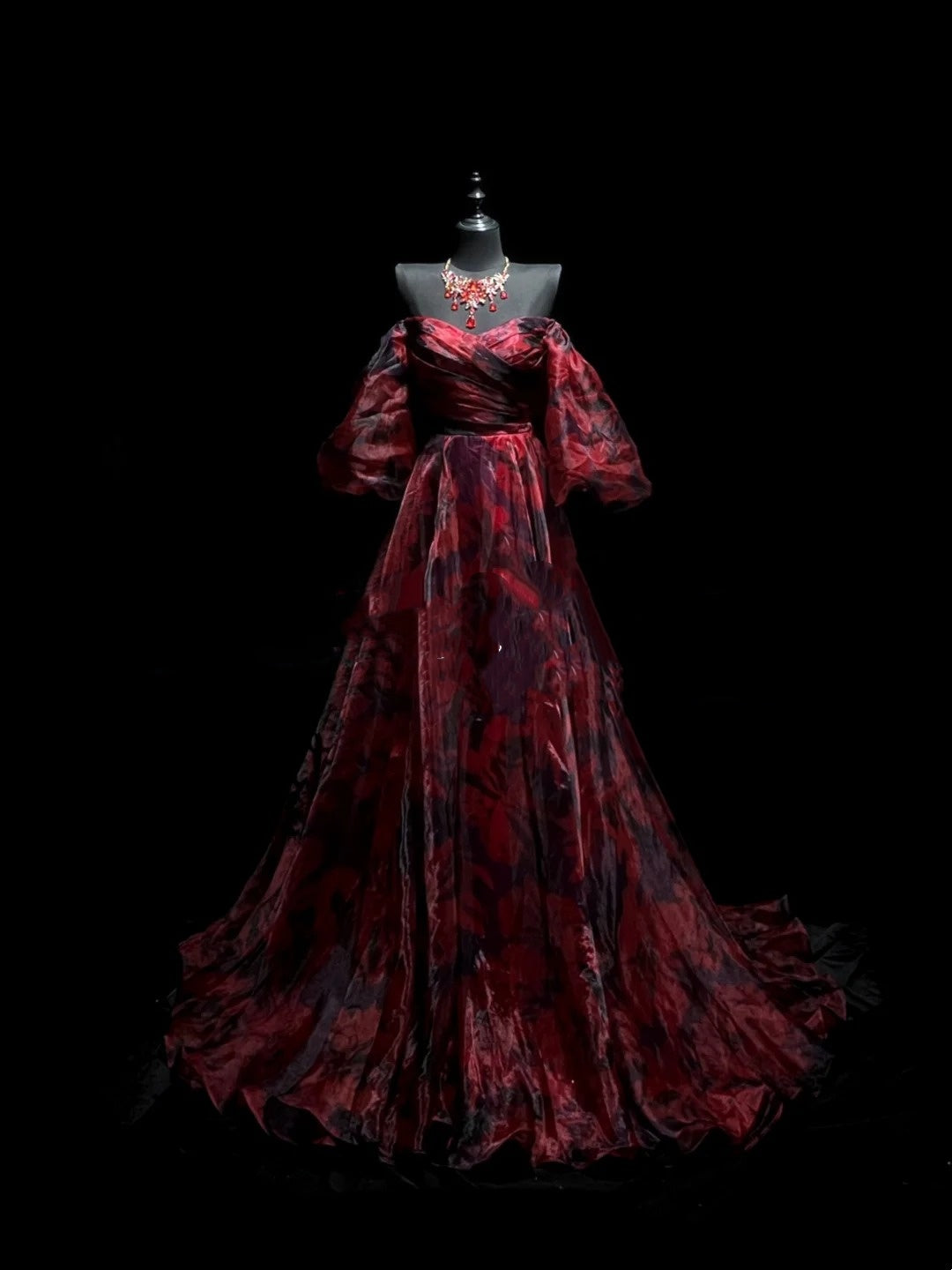 Robe de bal rétro bordeaux à épaules dénudées et manches longues, idéale pour les soirées et les bals de fin d'année. Modèle N965.