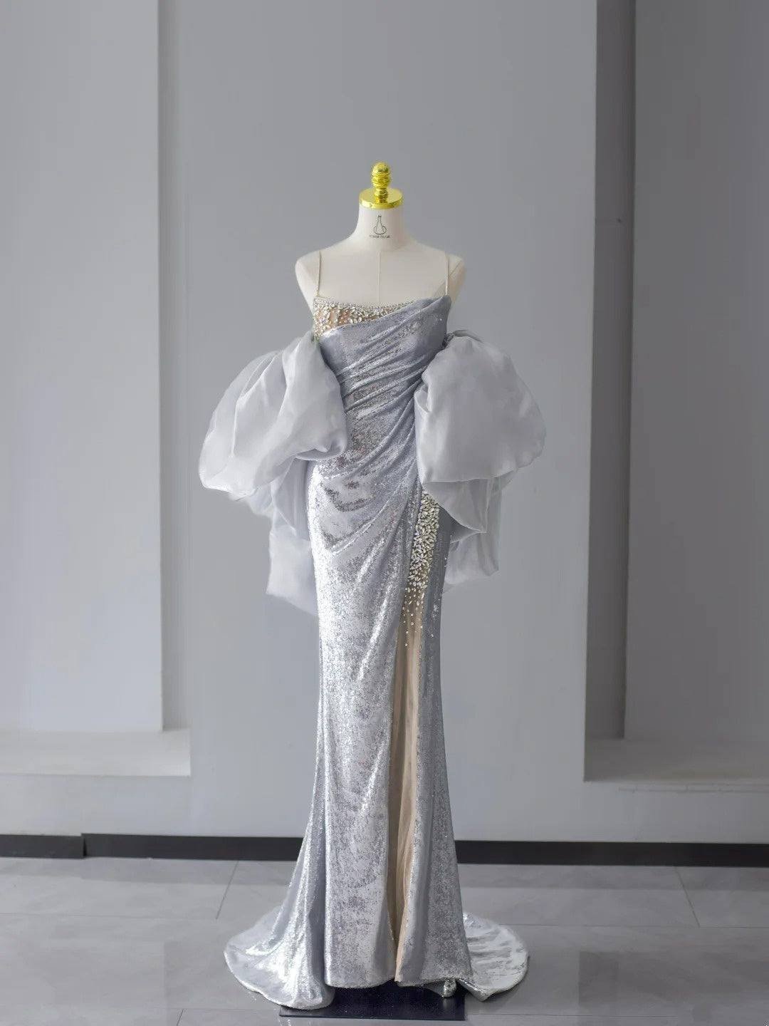 Glitzerndes Meerjungfrauen-Abschlussballkleid mit Spaghettiträgern, silbergrau, paillettenbesetzt mit Perlenstickerei, hoher Schlitz, langes Abendkleid N2922