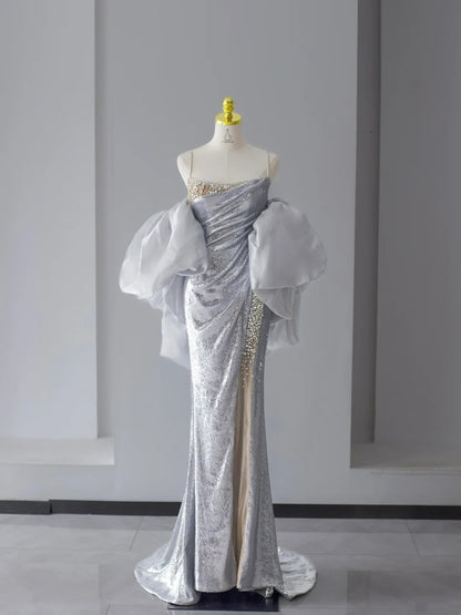 Glitzerndes Meerjungfrauen-Abschlussballkleid mit Spaghettiträgern, silbergrau, paillettenbesetzt mit Perlenstickerei, hoher Schlitz, langes Abendkleid N2922